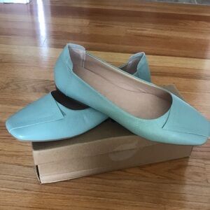 Venus Celia pale turquoise plain flat